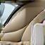Intérieur de voiture avec sièges impeccables